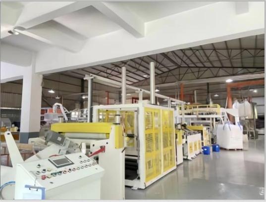 Gehen Sie in die Plastikfolienfabrik